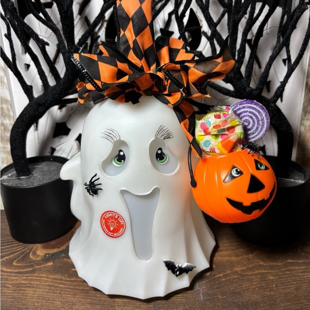 White light up trick or treating ghost decor set